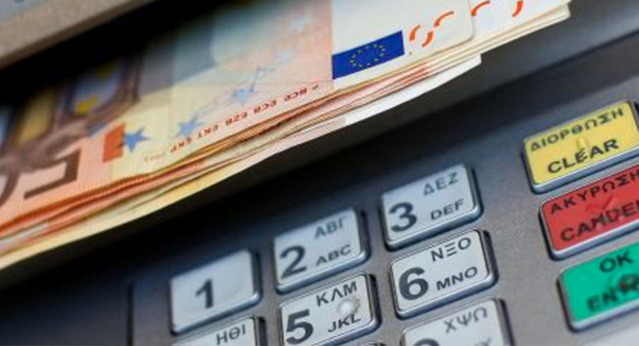 prelievo di soldi all'atm bancomat